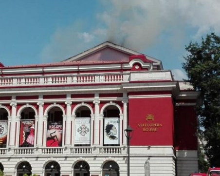 Гори сградата на операта в Русе