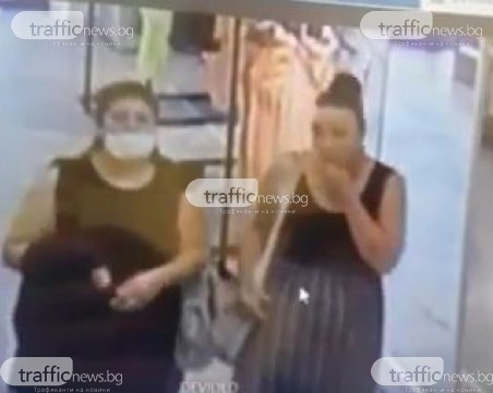 Крадли свалят алармите на дрехи в пловдивски мол, спипаха ги