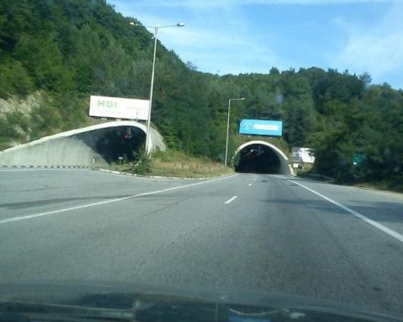 Ограничават движението в тунела 