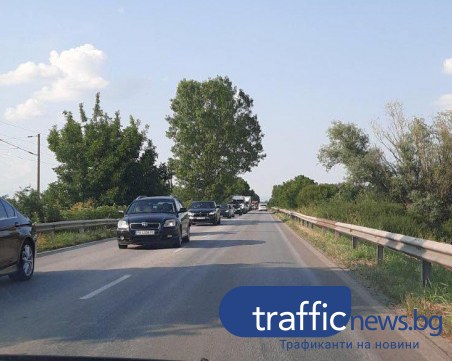 Три автомобила се нанизаха на един от входовете на Пловдив