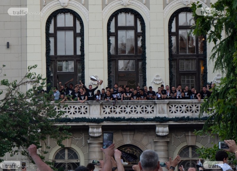 Черно-бяла фиеста - Локо дефилира с Купата по улиците на Пловдив