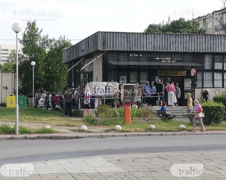 Десетки пенсионери окупираха пощенските клонове, социалната дистанция остава мит