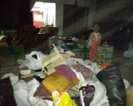 Гладна, без дом, с покъщнина на улицата - възрастна пловдивчанка се нуждае от помощ