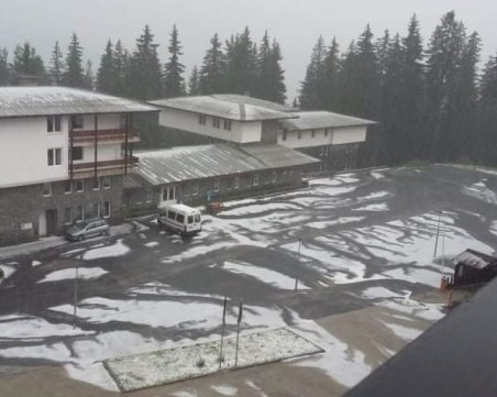 Градушка удари Пампорово, курортът побеля