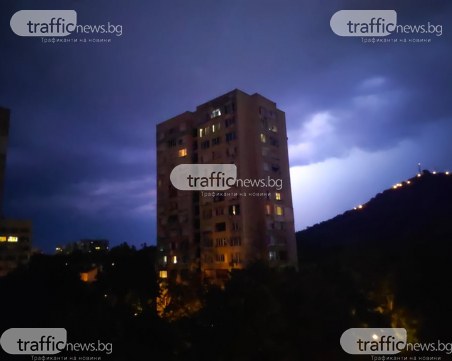 Черни облаци в небето над Пловдив! Буря връхлетя града