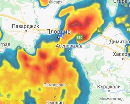 Пловдив окупиран от двете страни - черни облаци вещаят порой