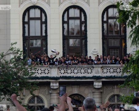 Тодор Кантарджиев: Феновете ги превзе емоцията, младите го карат леко