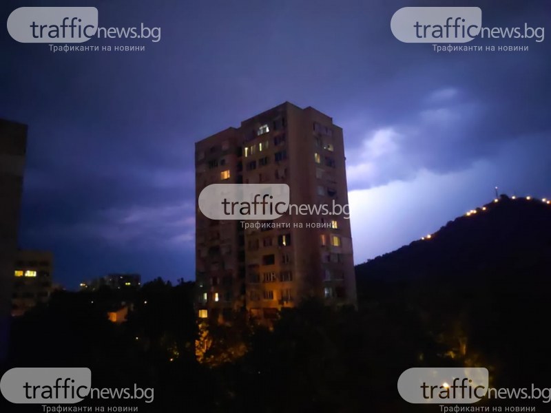 Черни облаци в небето над Пловдив! Буря връхлетя града