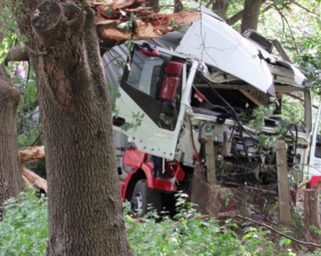 Камион излезе от пътя, изкорени дървета и отнесе ограда