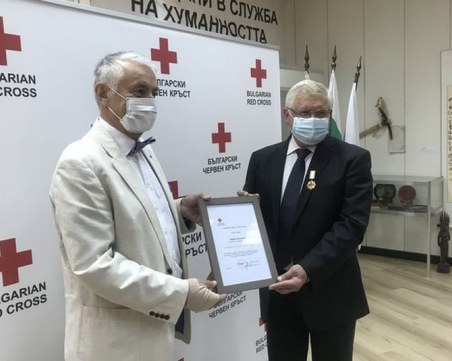 Министър Ананиев със златен медал от БЧК