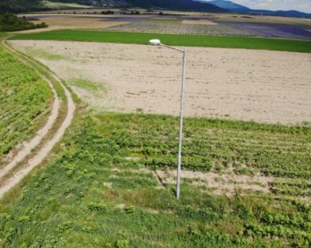 Поставиха стълб на улично осветление насред... нива