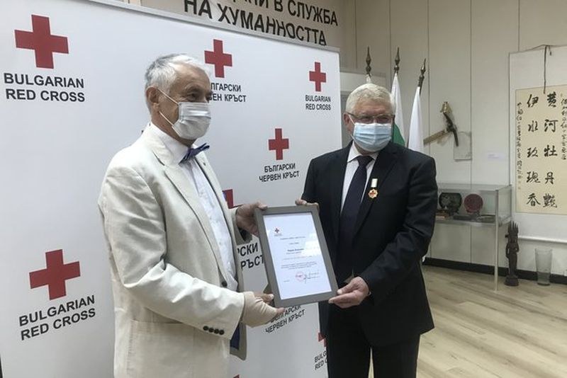 Министър Ананиев със златен медал от БЧК