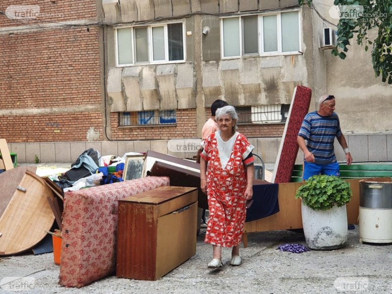 Съседи на изхвърлената Олга: Тя е мила жена, но синът й я докара до тук