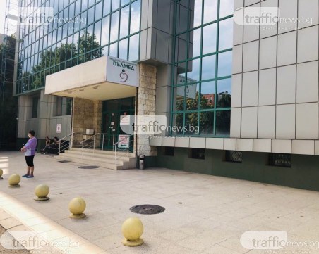 Двама лекари от Пълмед са с положителни проби, още абитуриенти са с COVID-19