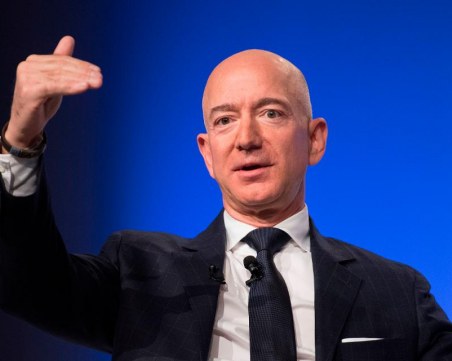 Джеф Безос бележи рекордно богатство с над 180 милиарда долара