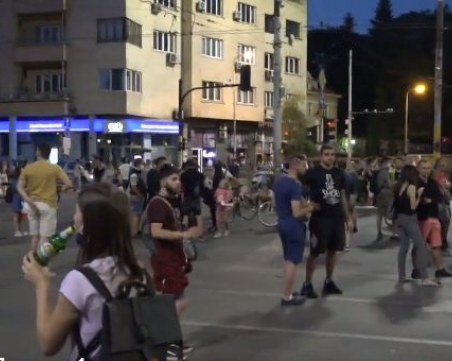 Протестиращи блокираха Орлов мост с призиви 
