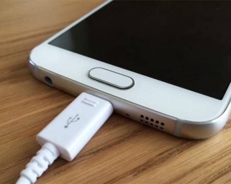 Samsung обмисля да продава новите си телефони без зарядно в комплекта