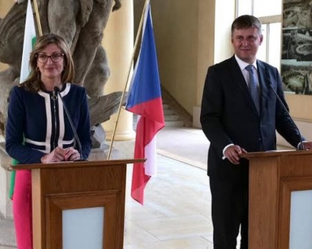 Захариева: Не трябва да допускаме отново затварянето на граници вътре в ЕС