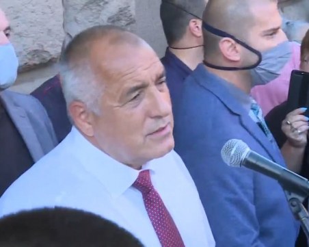 Борисов слезе при протестиращите: Не викайте Оставка, а Единство