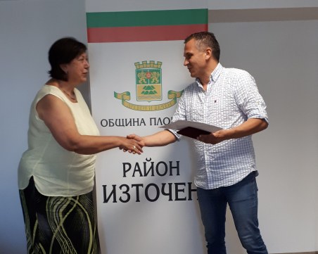 Иван Стоянов връчи почетен знак на директора на ДГ 