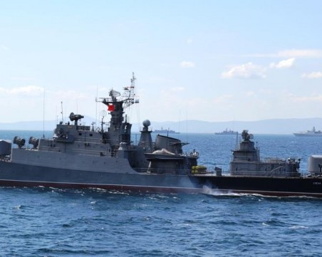 Каракачанов: Флотът няма да охранява акватория, част от някакви паркове