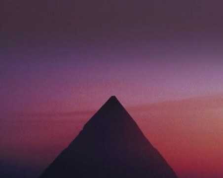 Комета украси небето над пирамидата на Хафре в Гиза