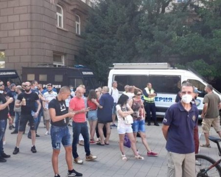 Напрежение пред президентството! Протестиращи опитаха да пробият полицейския кордон