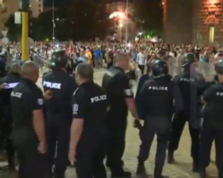 Отново сблъсъци! Протестиращи хвърлят бутилки по полицаите