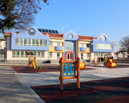 Пръскат дворовете на забавачките в Пловдив