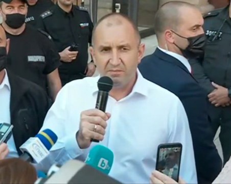 Протест и контрапротест пред президенството в този час