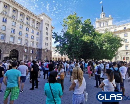 Ден трети: Протестиращи се събират пред Президентството