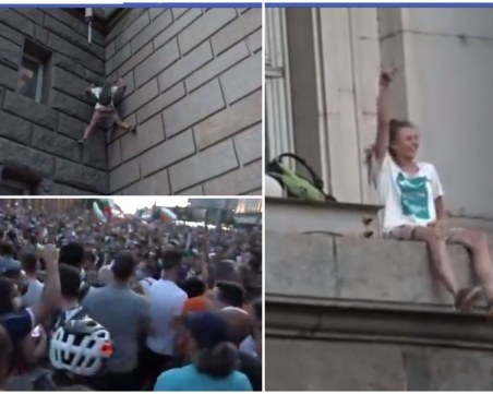 Девойка се покатери върху бившия Партиен дом, жива верига я спаси от арест