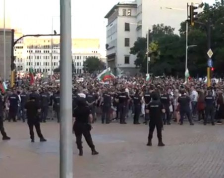 Хиляди са пред Министерския съвет, протестът минава спокойно
