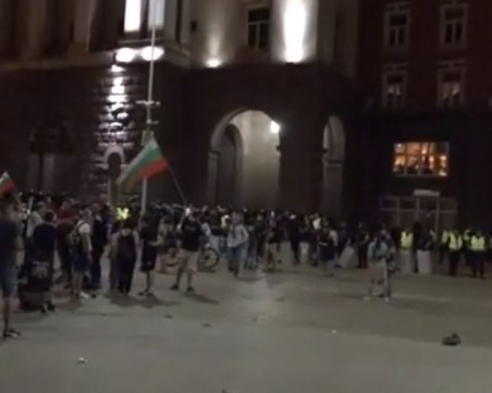 Протестът продължава, хората започнаха да се разотиват