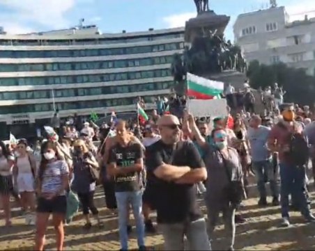 Протестът се насочи към Орлов мост, прииждат още хора