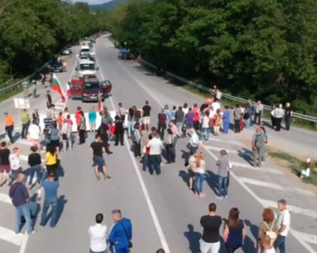 Протестиращи за близо 50 км разбита отсечка затвориха главния път Русе - Варна