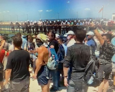 Протестиращите пеят химна на плажа на Росенец, симпатизанти на ДПС целуват знамето