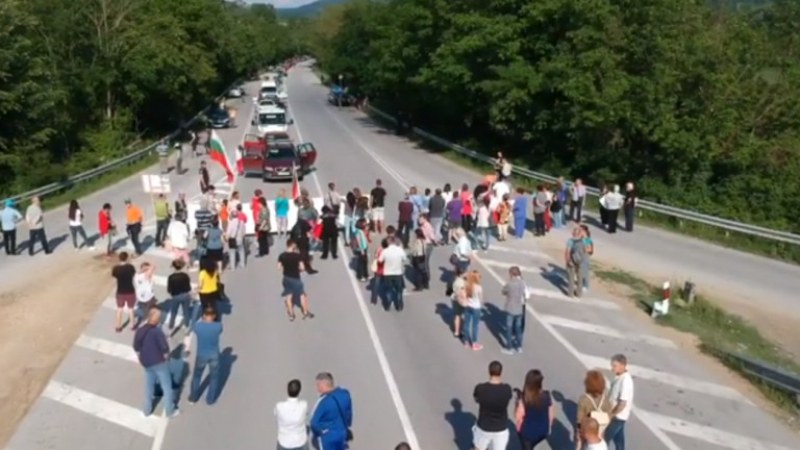 Протестиращи за близо 50 км разбита отсечка затвориха главния път Русе - Варна