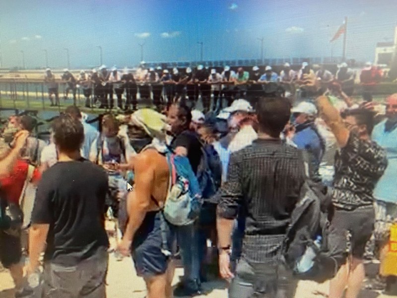 Протестиращите пеят химна на плажа на Росенец, симпатизанти на ДПС целуват знамето