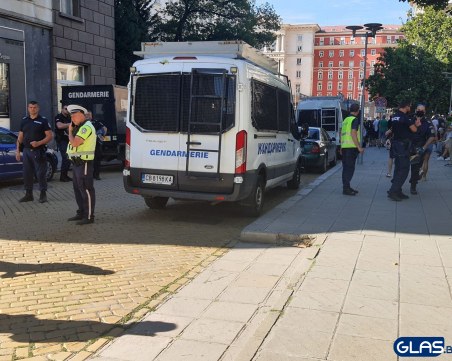 Четвърта вечер на протести в София, стотици тръгнаха към Орлов мост