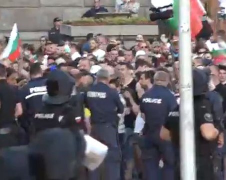 Двама полицаи са в Неврохирургията след снощните протести