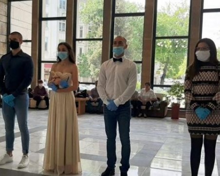 Задължителна дистанция от 1.5 метра при сватби и семейни тържества