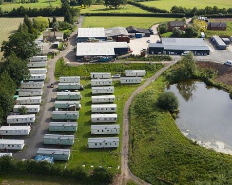 4-ма избягаха от карантина във ферма в Англия с българи и румънци