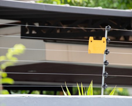 Британски пъб сложи електрическа ограда за дистанция