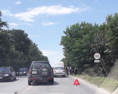 Две катастрофи затапиха Голямоконарско шосе