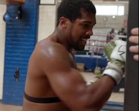 Джошуа тренира за Кобрата в седнало положение