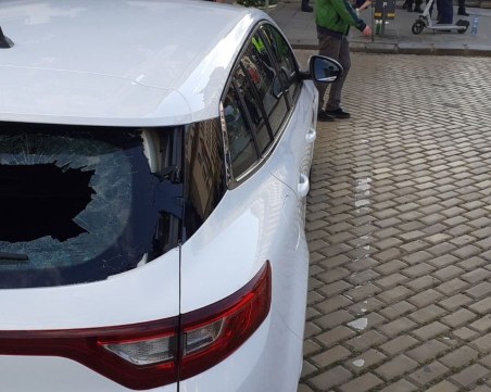 Мъж потроши стъкло на автомобил по време на протестите в София