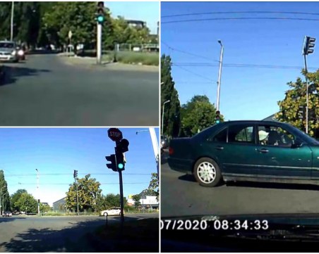 Засечка на кръстовище в Пловдив - резултатът: катастрофа, счупени фарове и изкривени ламарини