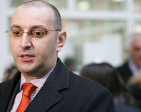 Икономист с коронавирус: Никой не му се обадил да му каже, че е положителен