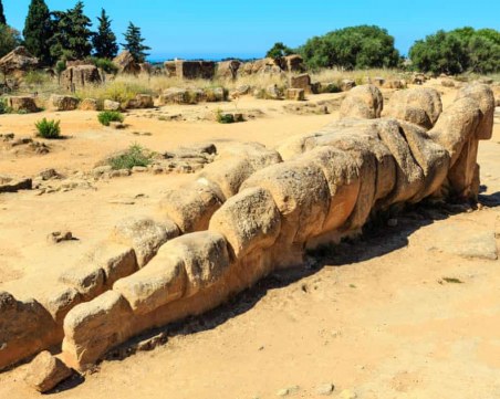 Издигат колосална статуя на Атлас в един от най-древните градове в Сицилия